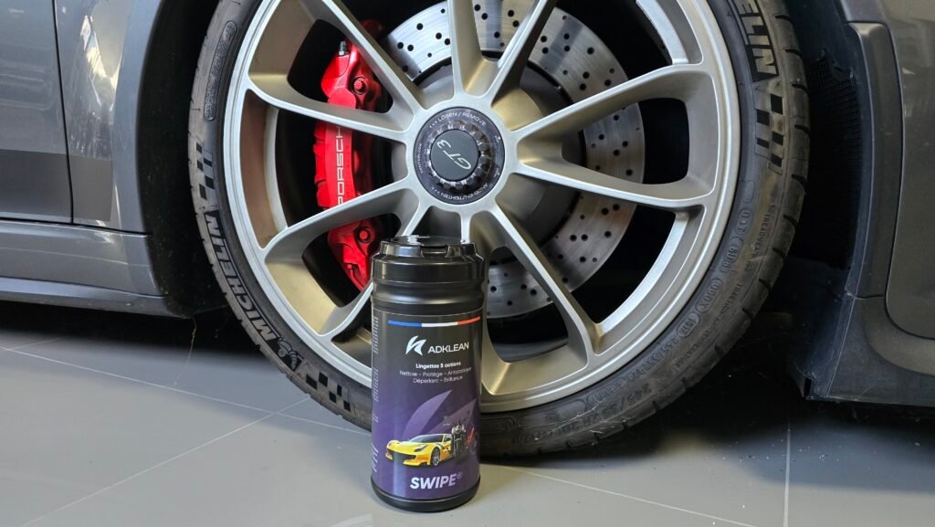 Lingette ADKLEAN Swipe utilisée pour un nettoyage sans eau sur une voiture, brillance instantanée et résultat professionnel.