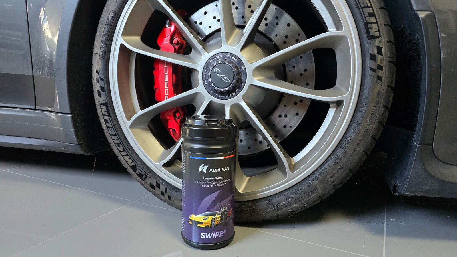 Lingette ADKLEAN Swipe utilisée pour un nettoyage sans eau sur une voiture, brillance instantanée et résultat professionnel.