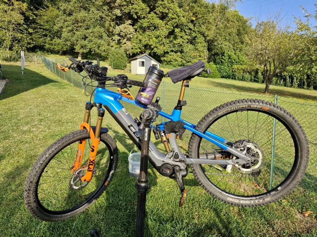 Cycliste utilisant ADKLEAN Swipe pour un nettoyage vélo rapide et sans eau, résultat brillant et immédiat.